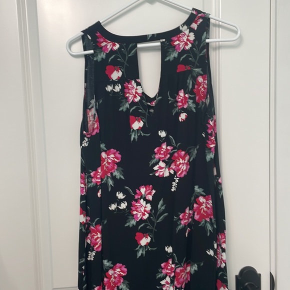 Keyhole Floral Dress - Picture 2 of 8